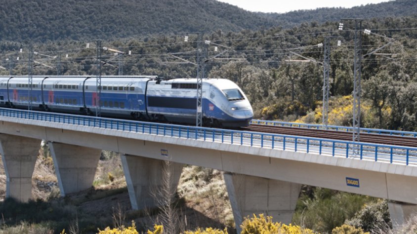 TGV al seu pas per un dels viaductes entre la Jonquera i el Portús