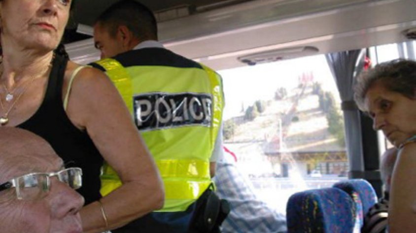 El control policial des de dins el bus que baixava a Barcelona
