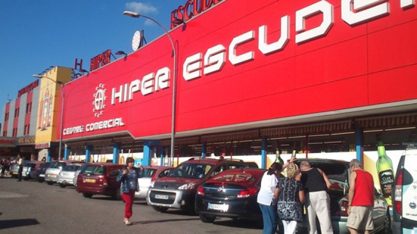 Detinguda per furt a l'Hipermercat Escudero