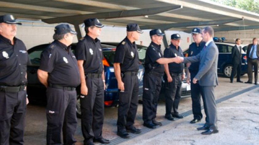 Passant revista als agents de la comissaria de la Jonquera