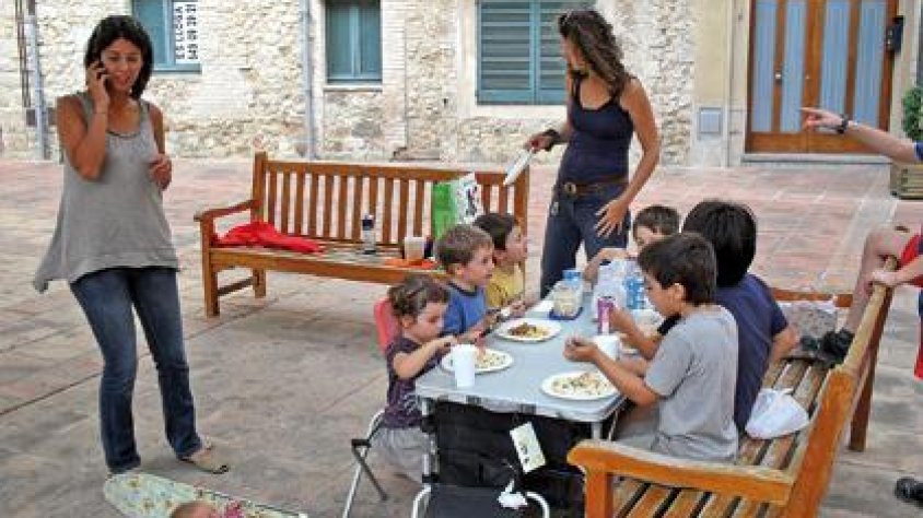 Dinar amb carmanyola a la plaça d'Agullana