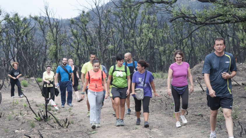 Alguns dels participants a la Marxa Solidària pels afectats del foc de la Jonquera