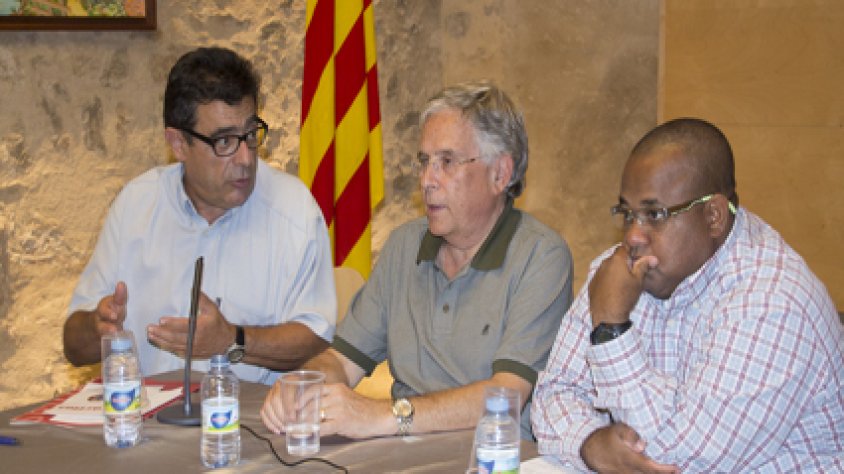 Taula de presentació de la delegació local de Càrites a la Jonquera