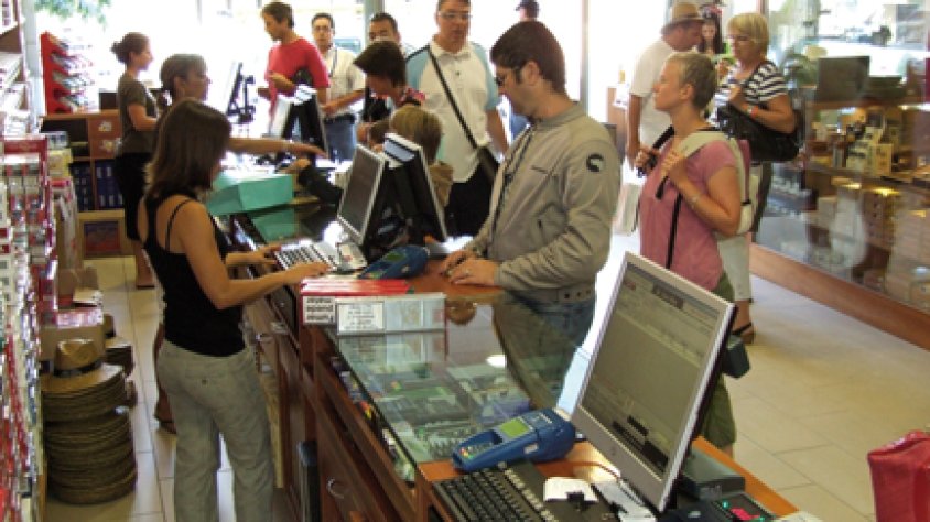 Compradors nord-catalans i francesos comprant tabac en un dels estancs de la Jonquera