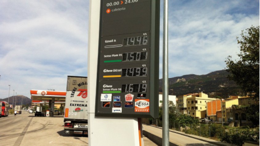 Rètol lluminós amb informació de preus del carburant en una gasolinera de la Jonquera