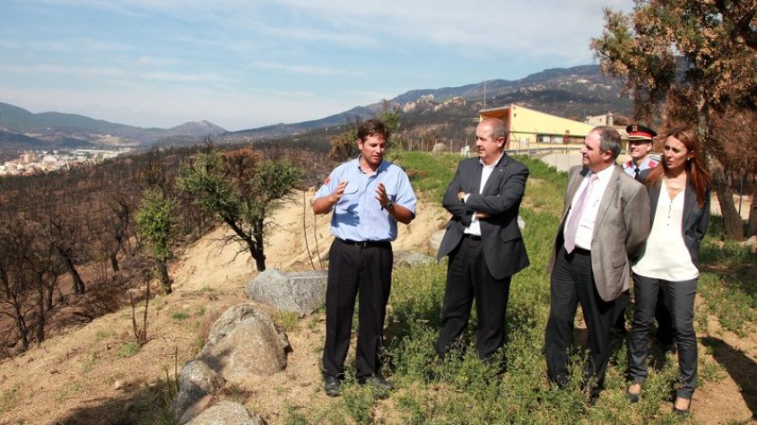 Felip Puig va visitar ahir les zones afectades per l'incendi de juliol a La Jonquera.