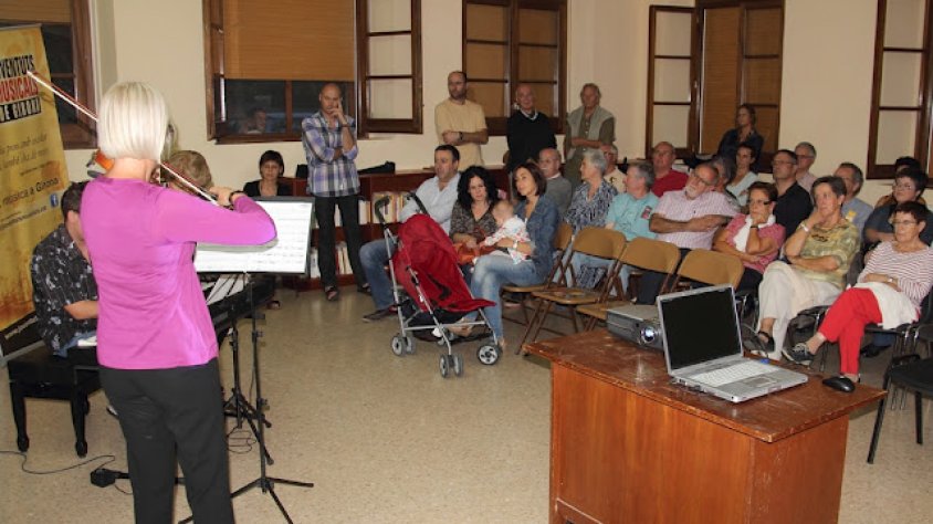 Fina Bonet (violí) i Marc Romero (piano) interpreten el Sonetí de la Rosada i Ave Maria, ambdues d’Eduard Toldrà (CAC)