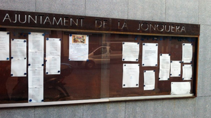 Taulell oficial d'anuncis ubicat a la Plaça de l'Ajuntament