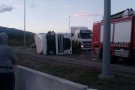 Accident d'un camió a la rotonda de Can Quartos