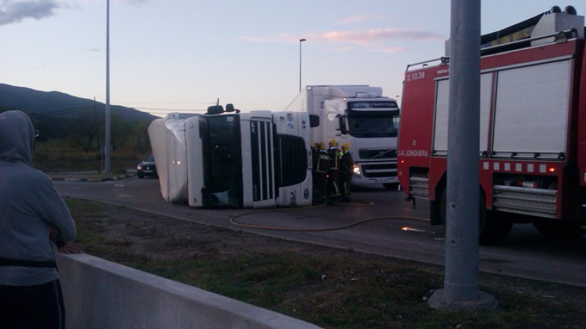 El camió accidentat a la rotonda de Can Quartos