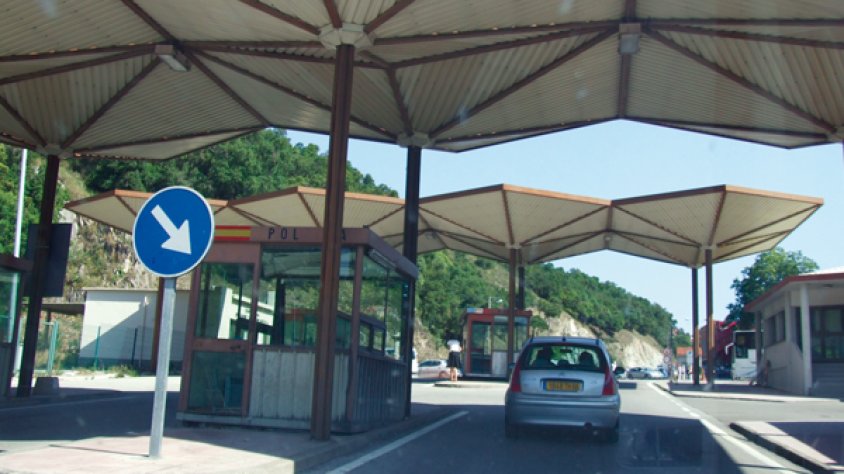 Cabines policials de control fronterer a la N2, al Portús