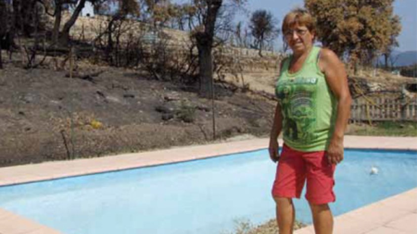 Neus Mont, davant la piscina ara buida d’aigua