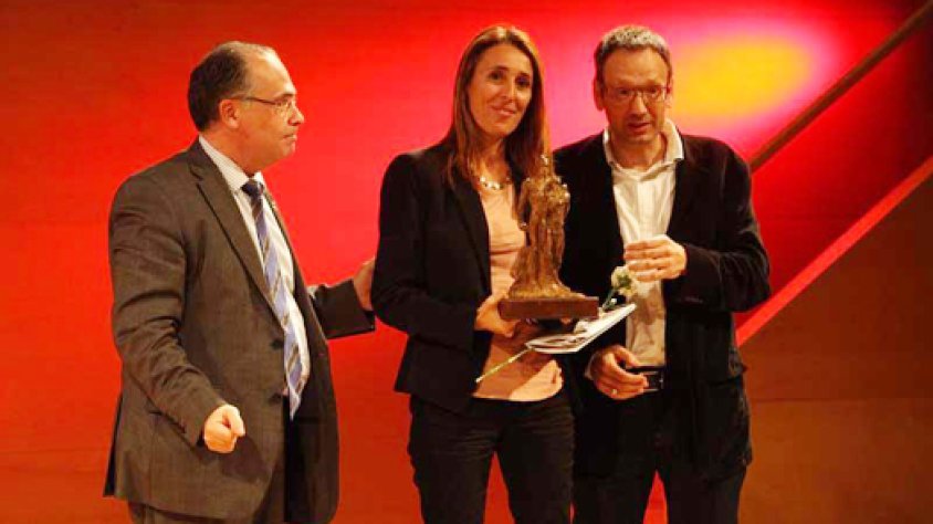 Jordi Font, director del MUME, i Sònia Martínez, en el moment de rebre el premi
