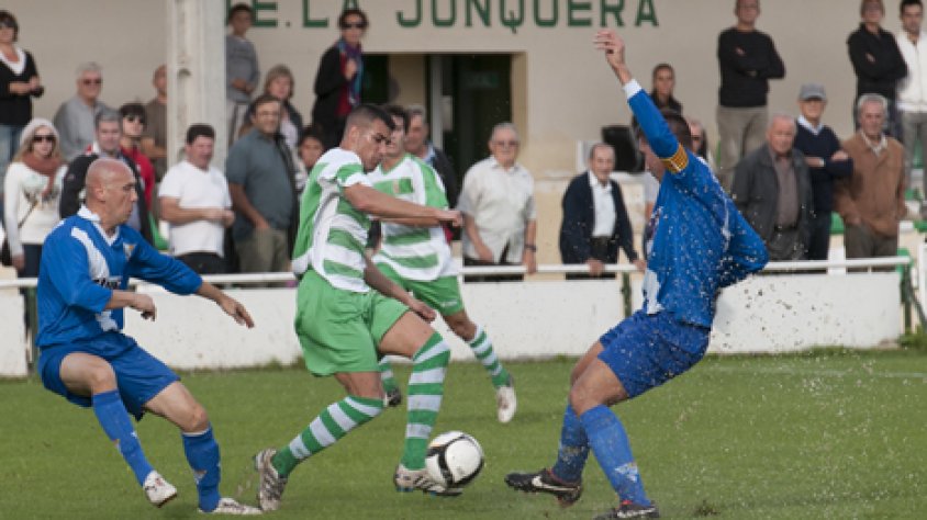 Una imatge del partit de futbol d'aquest diumenge entre la Jonquera i l'Avià ahir diumenge