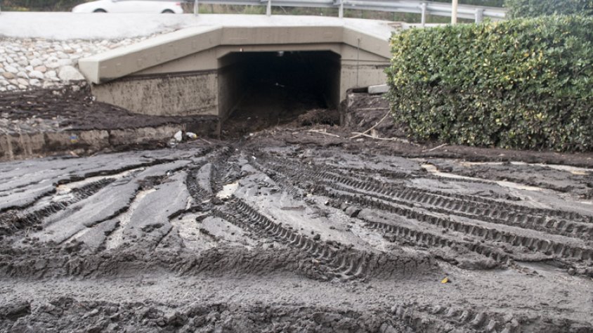 Aspecte que oferia ahir l'avinguda Jesús Mercader i el Túnel de La Caixa