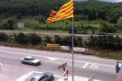 Les entrades del casc urbà lluiran aviat una bandera catalana