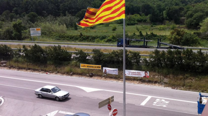 Simulació d’un màstil amb bandera catalana a l’entrada principal del casc urbà de la Jonquera