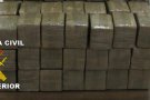 Dos detinguts a la Jonquera per portar 48 quilos d'haixix amagats en una maleta i una bossa de mà