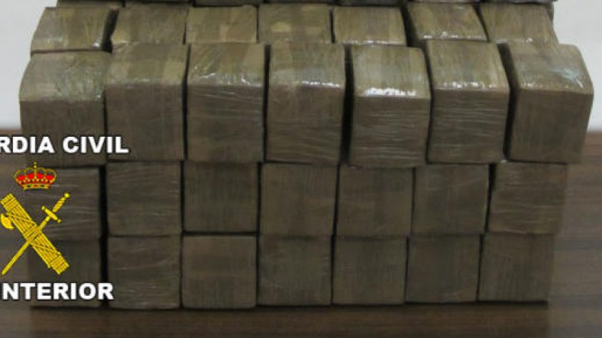 Els 48 quilos de Haixix amagat en una maleta i bossa de ma