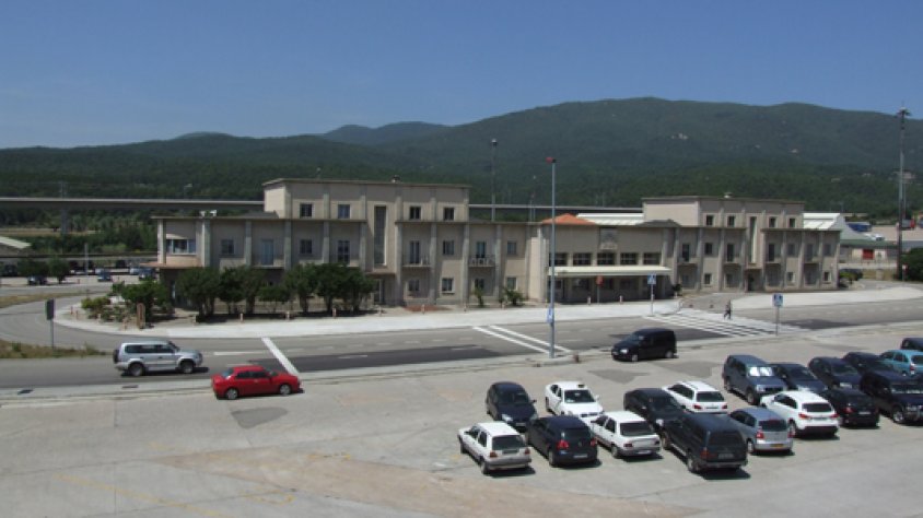 • En una Catalunya independent els edificis públics propietat de l’Estat Espanyol, com ara la duana o la comissaria de la policia espanyola, passarien a ser propietat del nou Estat català (Arxiu Infojonquera.cat)