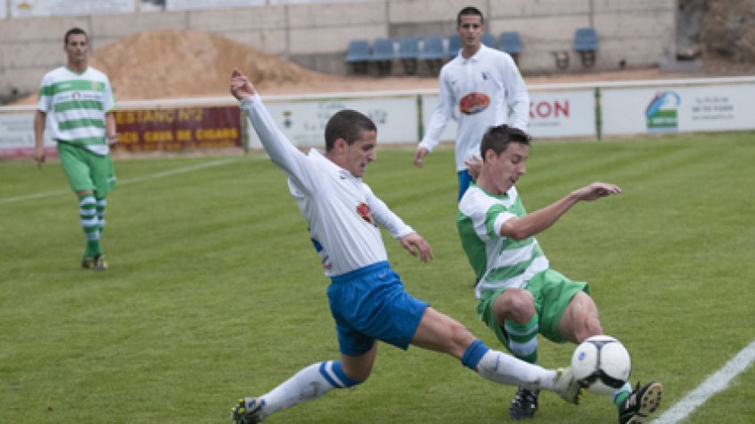 Una imatge del partit de futbol d'aquest diumenge entre la Jonquera i el Granollers