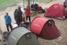 Alumnes de l'IES Jonquera acampen al bosc cremat
