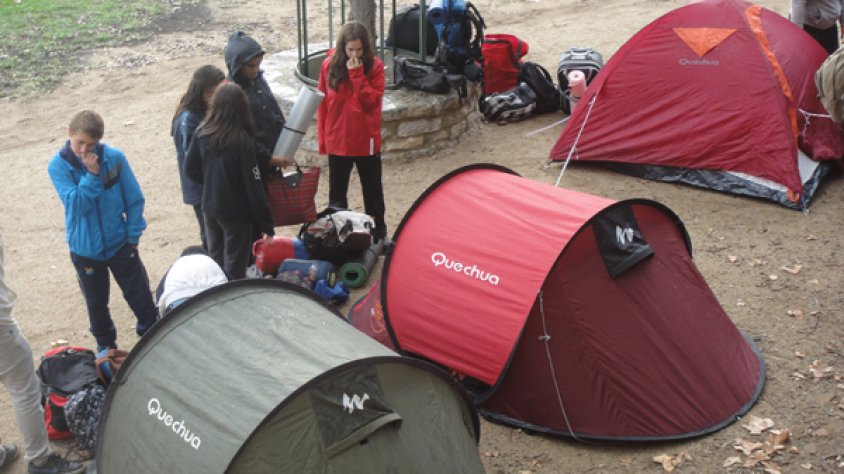 Alumnes, professors, guies i tècnics acampant al santuari de Santa Llúcia