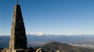 Torre d'en Manel, dalt del cim del Puigneulós, punt més alt de la serra de l'Albera i dins el terme municipal de la Jonquera