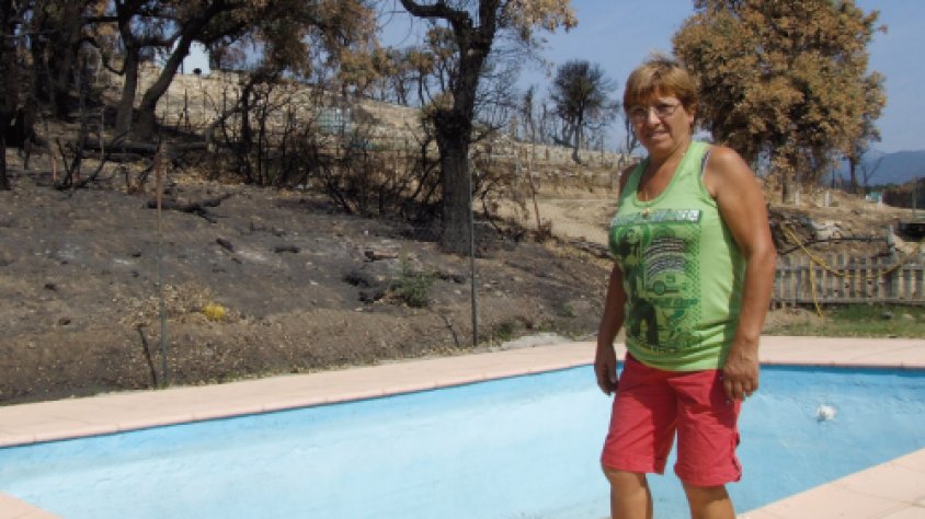 Neus Mont, davant la piscina ara buida d’aigua
