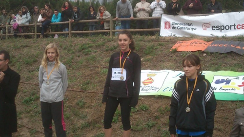 Sara Guerrero, al centre del pòdium el dia de la cursa