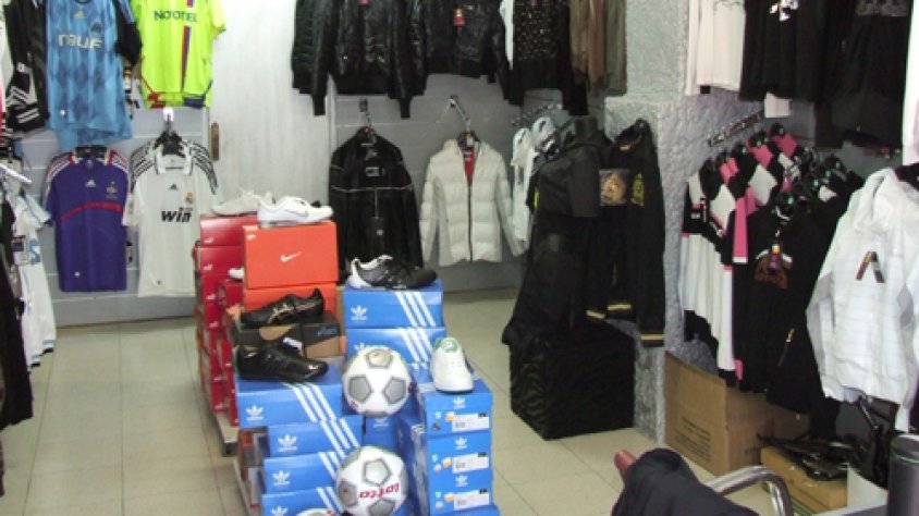 Interior d'una botiga de venda de moda i esports a la Jonquera
