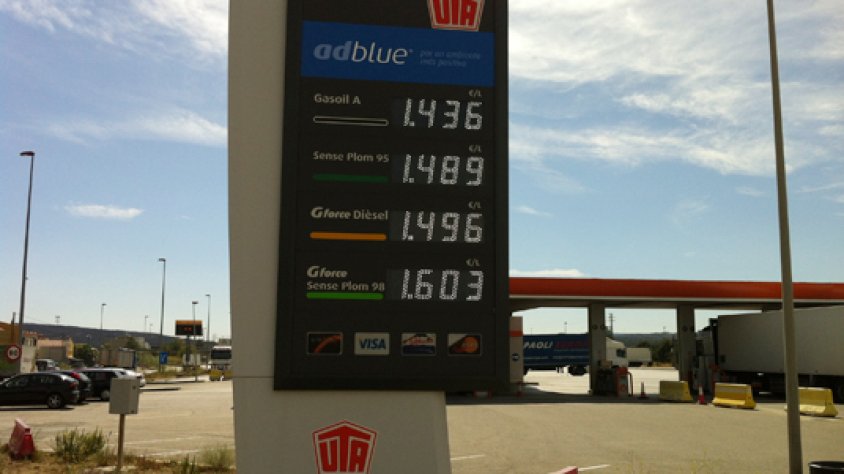 Estació de servei amb rètol informatiu dels preus de carburant a la Jonquera