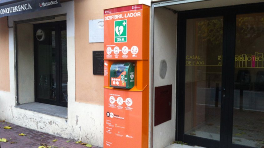 Desfribil·lador instal·lat al carrer Major de la Jonquera