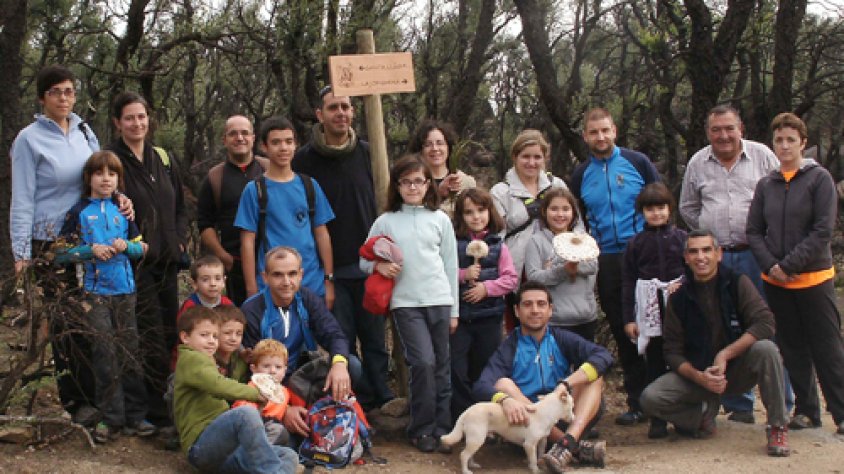 Grup de la sortida del CEJ per marcar el "camí del foc"
