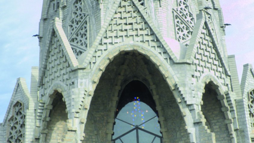 Els membres del Casal de l’Avi que van participar a la sortida a Montferri davant la singular església