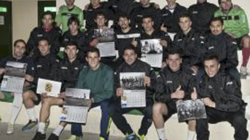 Els jugadors de la Jonquera amb el calendari entre les mans