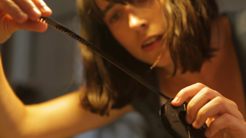 Conxita Badia no existeix-Eulàlia Domènech, en un fotograma del documental, buscant filmacions on aparegui la seva besàvia Conxita Badia