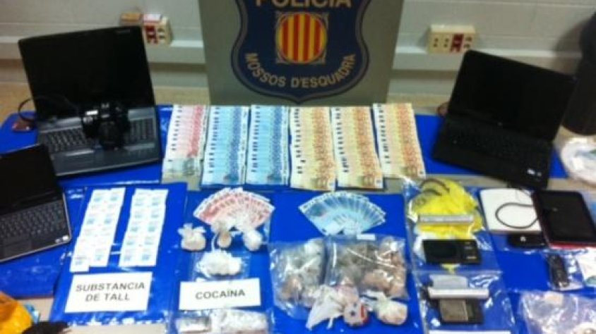 La policia va comissar més de 3000 euros i 1200 grams de droga en 3 registres