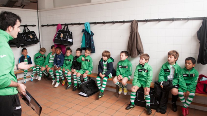 Un dels equips del Futbol Base UE la Jonquera al vestuari