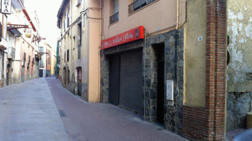 Carrer Major de la Jonquera a l'alçada del número 18 i bar os es va refugiar la víctima
