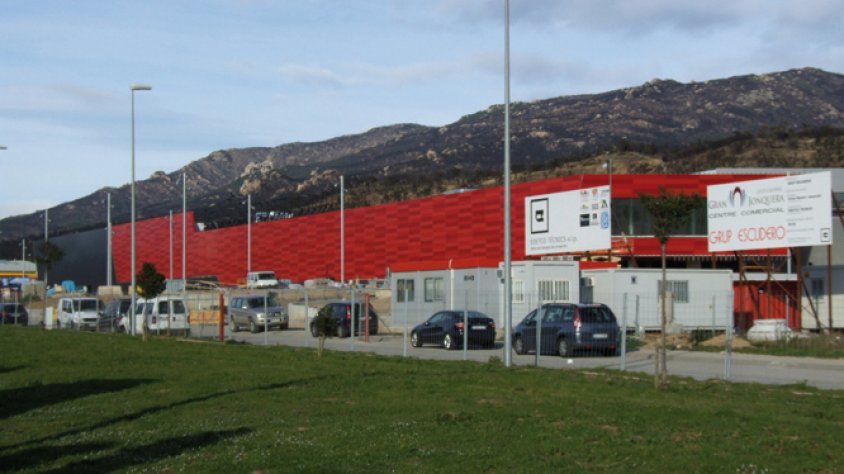 Exteriors del complexe comercial Gran Jonquera