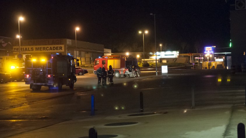 Entrada al Polígon Mas Morató el vespre de diumenge