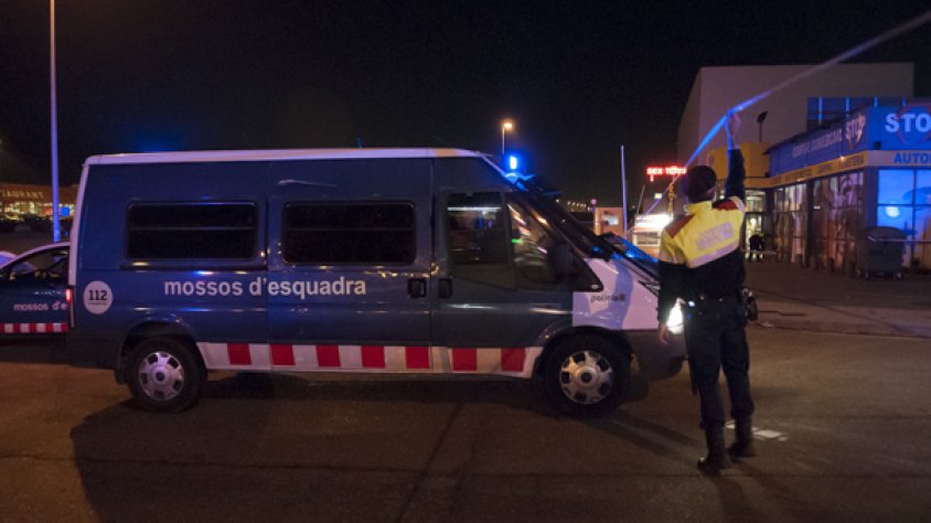 Avinguda Euskadi del polígon Mas Morató, diumenge al vespre, on s'hi ubica el Club Paradise