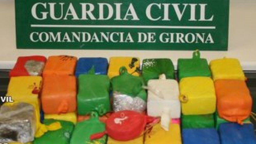 La mercaderia estava repartida en paquets col·locats dins de globus de colors. Hi havia 18,8 kg d'haixix