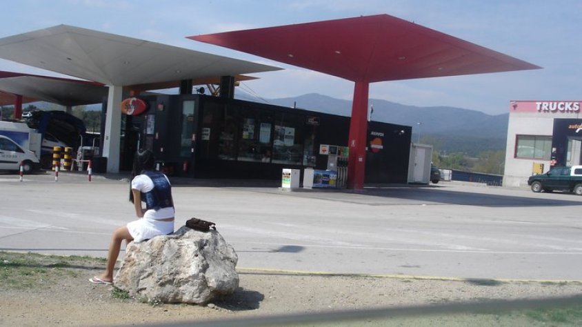 Detingut un proxeneta a la Jonquera que captava les víctimes amb el mètode 'lover boy'. Imatge d'arxiu d'una prostituta esperant clients al sud de la Jonquera.