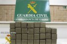Dos detinguts per viatjar amb 30,5 quilos de haxix en una maleta