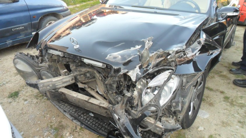 El cotxe marca Mercedes va quedar amb el frontal destrossat