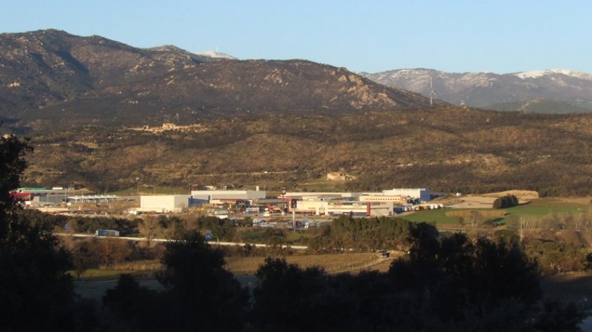 La Jonquera a primer terme, amb la serra de l'Albera al fons ben nevada a les cotes altes.
