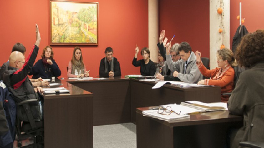 Els regidors d'ERC i lúnic del PP votant conjuntament en el Ple de desembre de 2012