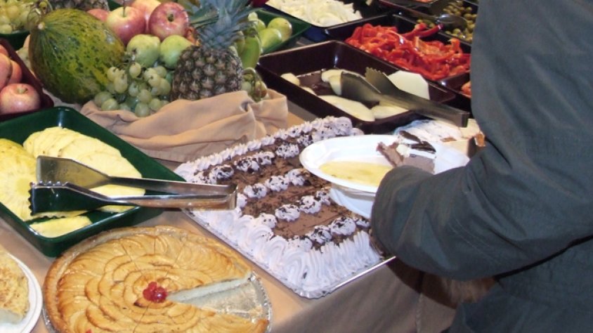 Un client en un buffet de la Jonquera